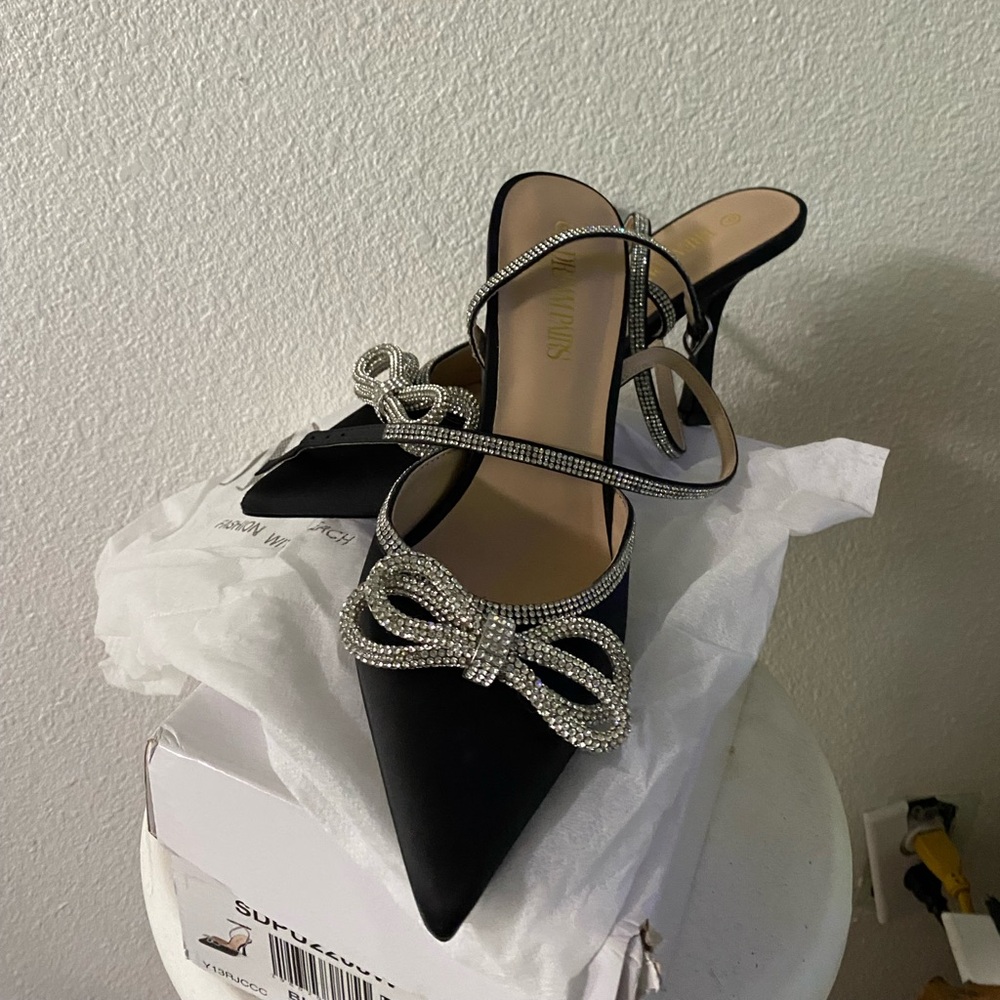 Black bow shoes with diamonds